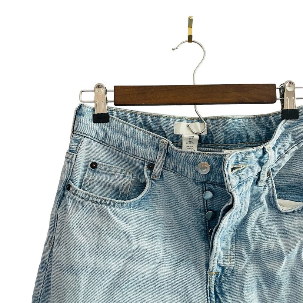 3/$25 🖤 Button Fly Straight Leg Denim *Small Stain as PicturedSize: 6 - Picture 5 of 6